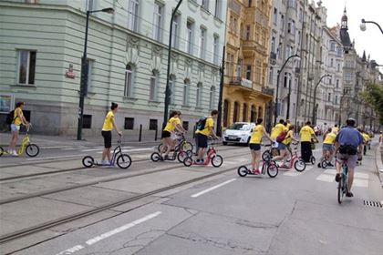 Koloběžková kolona míří na Palackého náměstí