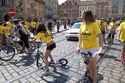 Na Malostranském náměstí se účastníci akce "Já Yedoo" dostaly do objektivů kameramanů a fotografů