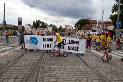 Koloběžkoví fandové ukázali stávkujícím odborářům, že koloběžky nestávkují