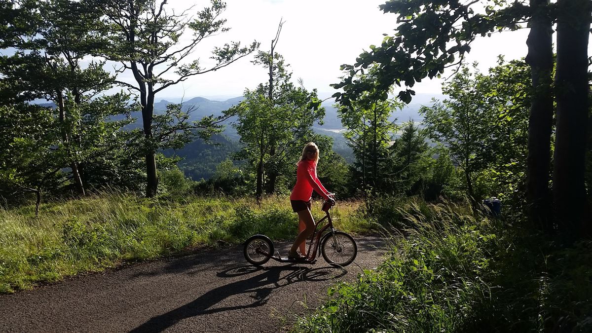 Mit dem Yedoo Mezeq auf dem Berg Jedlová hora bei Děčín 