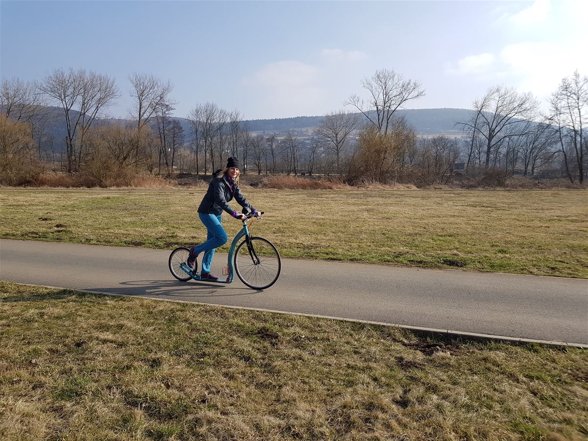 На самокате Yedoo Wolfer на велодорожке вдоль Сазавы