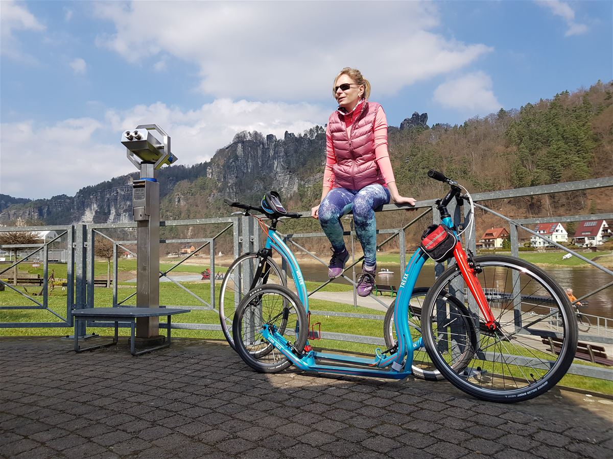 Auf den Tretrollern Yedoo Trexx und Yedoo Wolfer sind Marcela und ihr Freund zu einem Ausflug in die Sächsische Schweiz aufgebrochen 