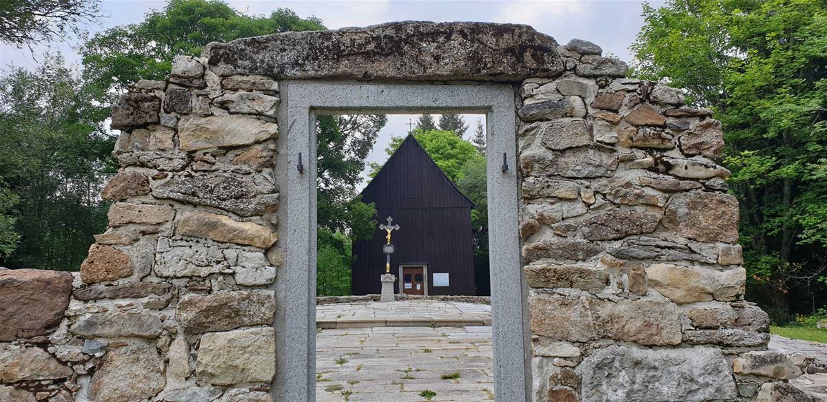 Hůrka, pohled skrz zbytky kostela na obnovenou kapli 