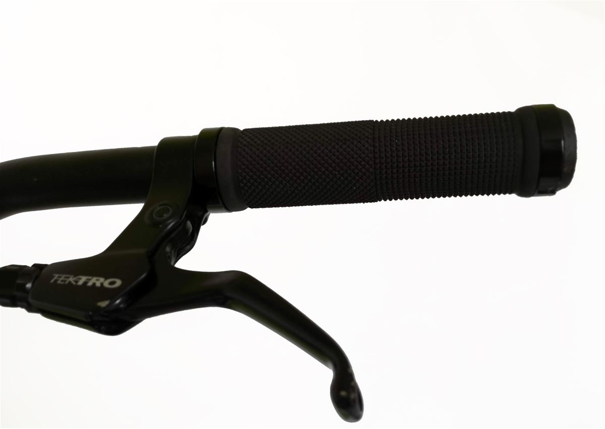 Grips with anti-slip raster pattern and double-sided fixation against oversteer.