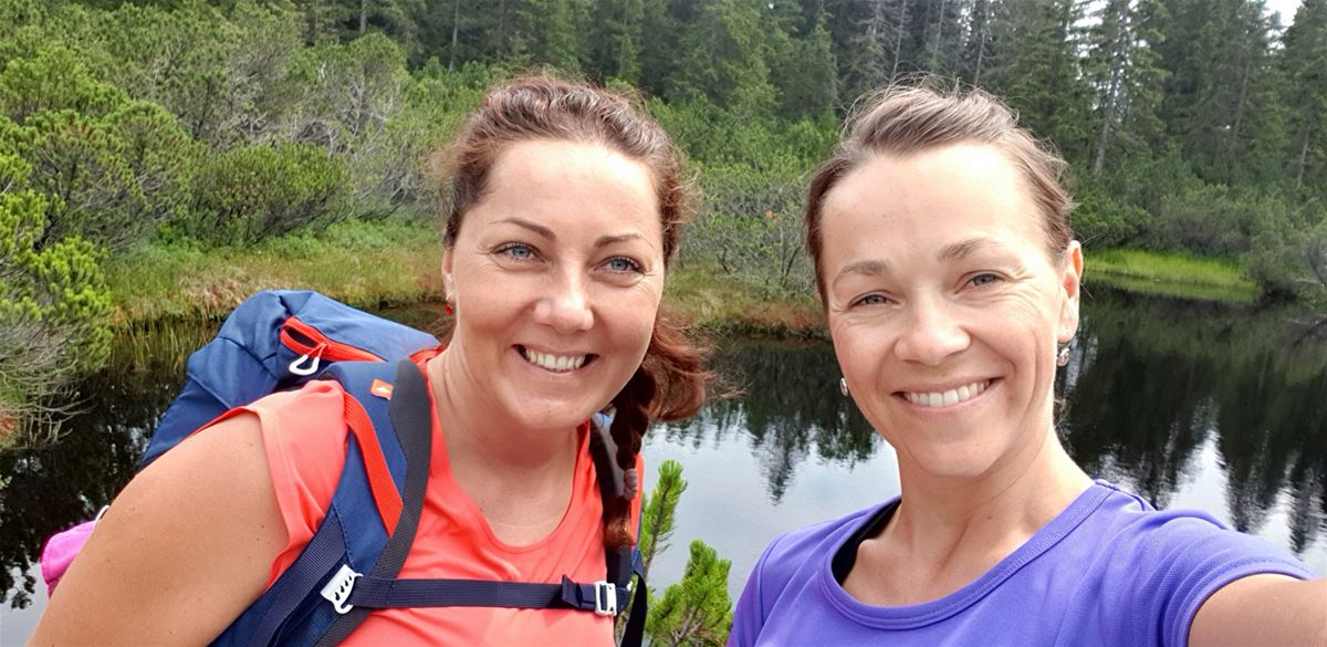 Jana und Petra vom Yedoo-Team, die die Trasse von Modrava nach Železná Ruda und zurück auf Tretrollern Yedoo Wolfer absolviert haben.
