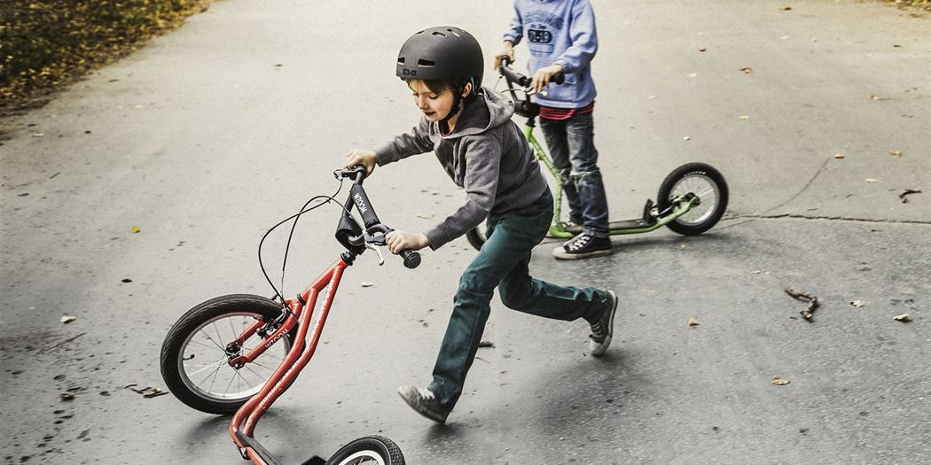 Wie bringt man Kindern Tretrollerfahren bei