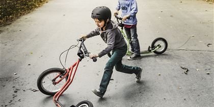 Wie bringt man Kindern Tretrollerfahren bei