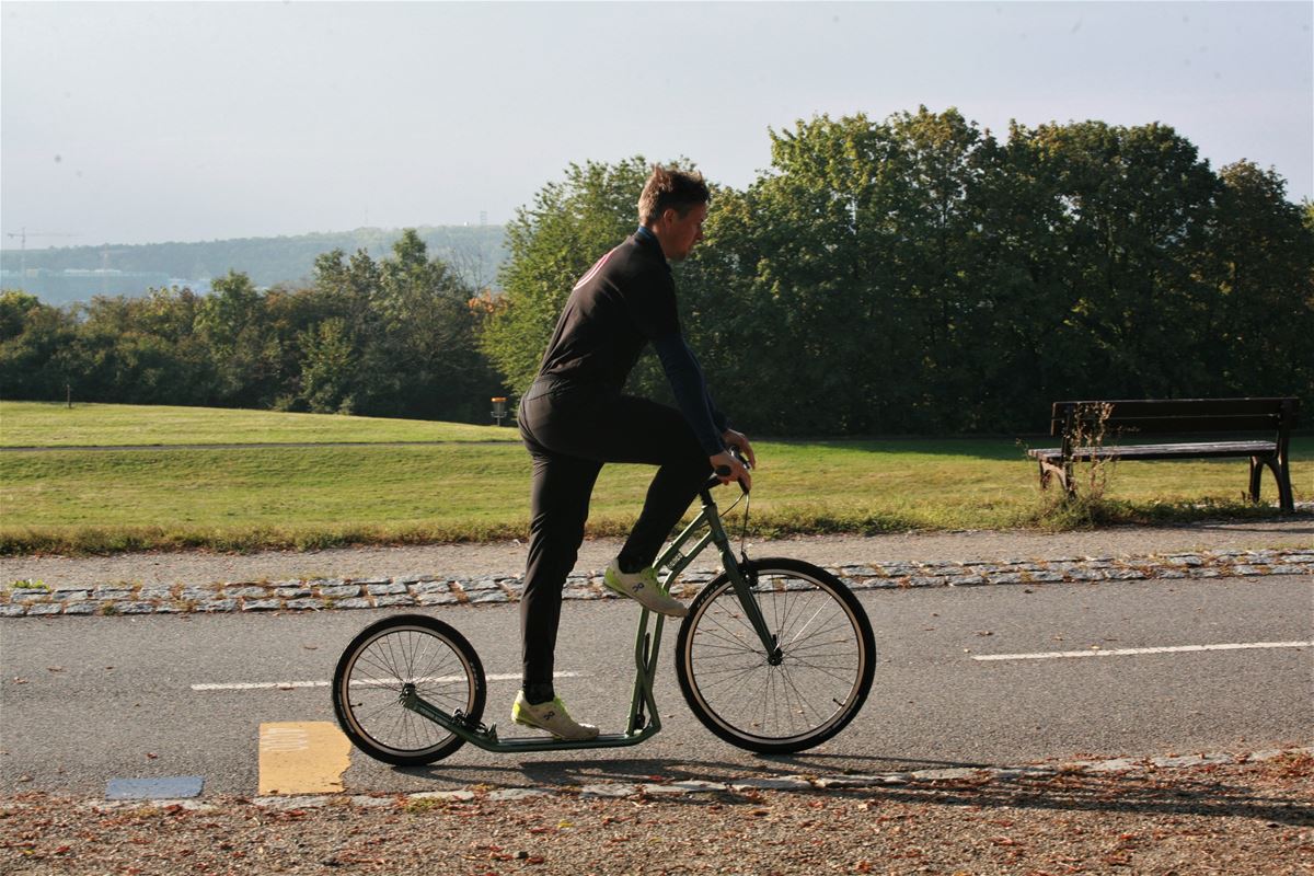 Bend the kicking leg in the knee and raise it to the level of the handlebar.