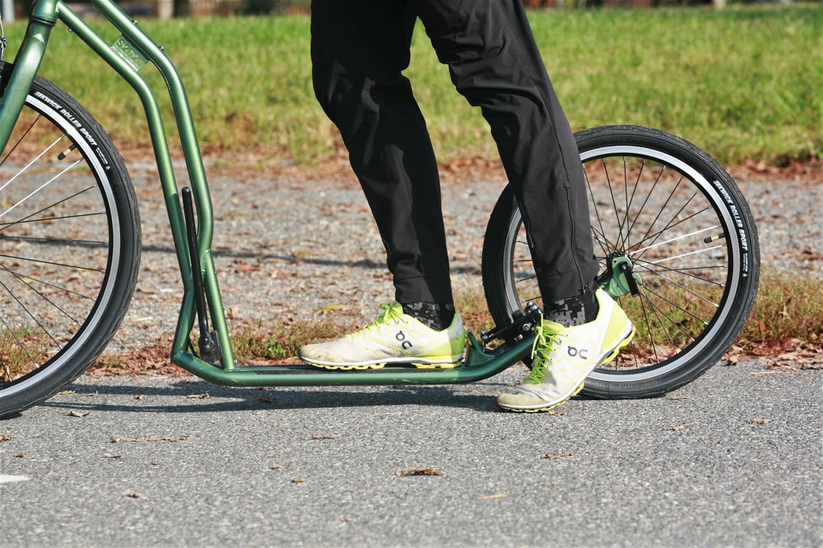 Conduct the foot of the kicking leg so as to land on the ground with the front third of the foot sole, approximately on the level of the heel of the supporting leg.