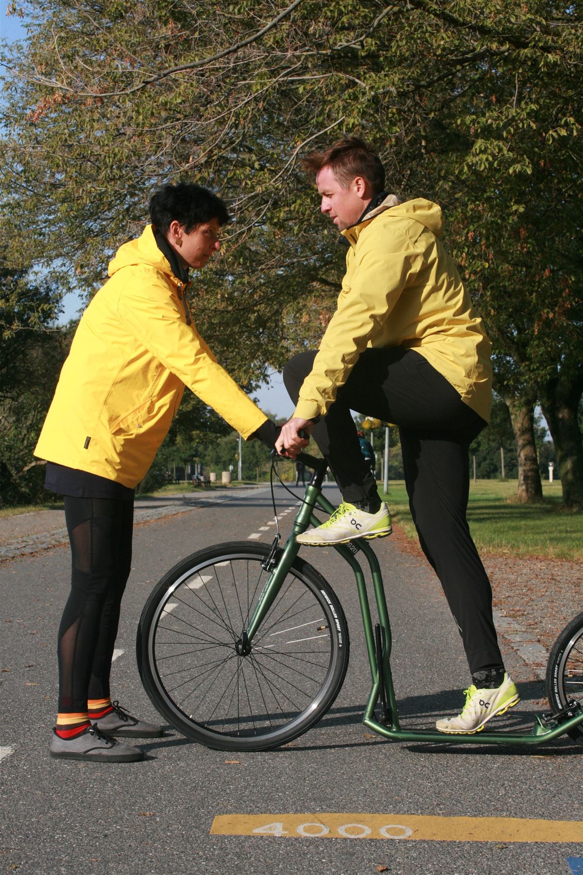 Along with raising the kicking leg up, the supporting leg is straightened and in fitness rides or during races, it comes all the way up on tiptoe.