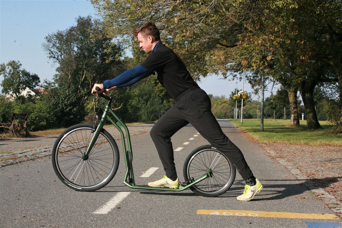 At the moment, when the kicking leg touches the ground, bend the supporting leg in the hip and shift your weight above the rear wheel.