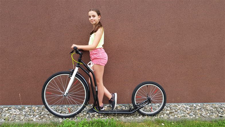 La fille de Radek Sláma sur sa trottinette Yedoo Five