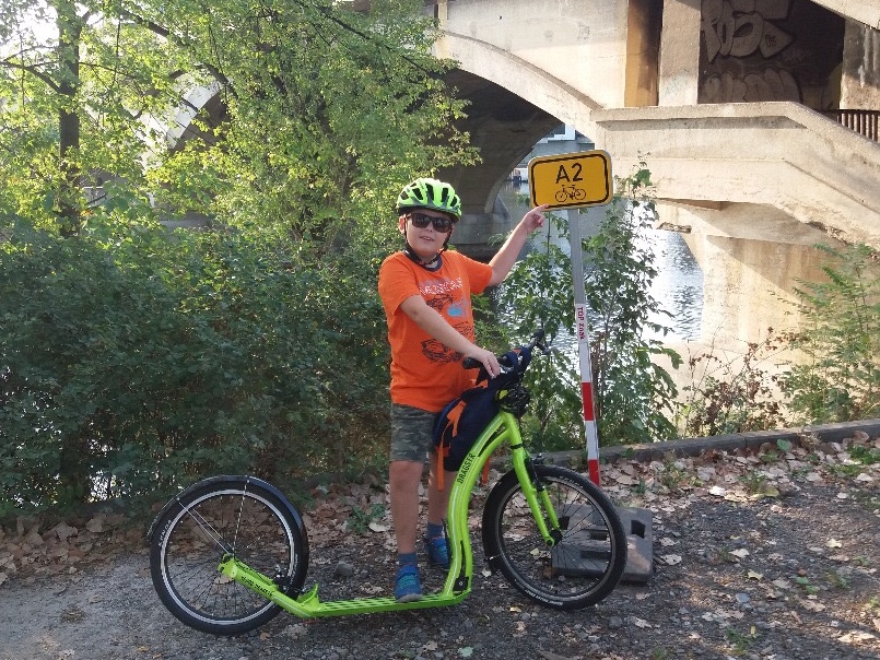 Michaela partage sa passion de la trottinette avec son fils Ondřej qui roule sur la Yedoo Dragstr. 