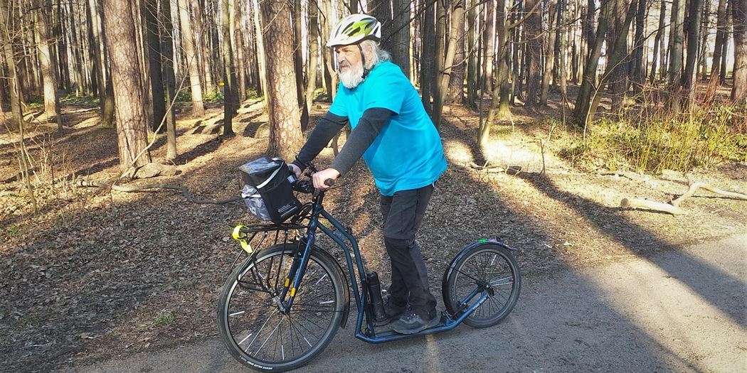 Břetislav Snášel surnomme sa trottinette Yedoo S2620 : Libellule bleue. En avril, il a prévu de traverser la République tchèque avec.