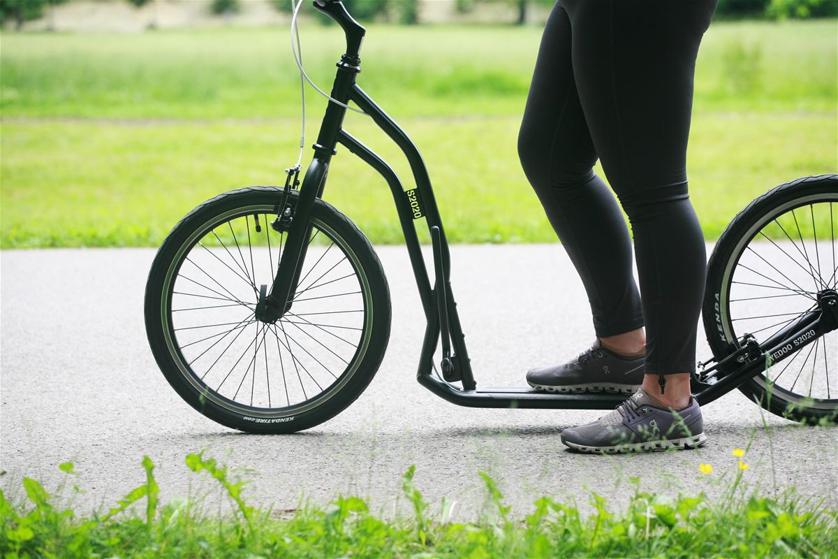 The footboard with a low tread height makes the ride easier for the legs.