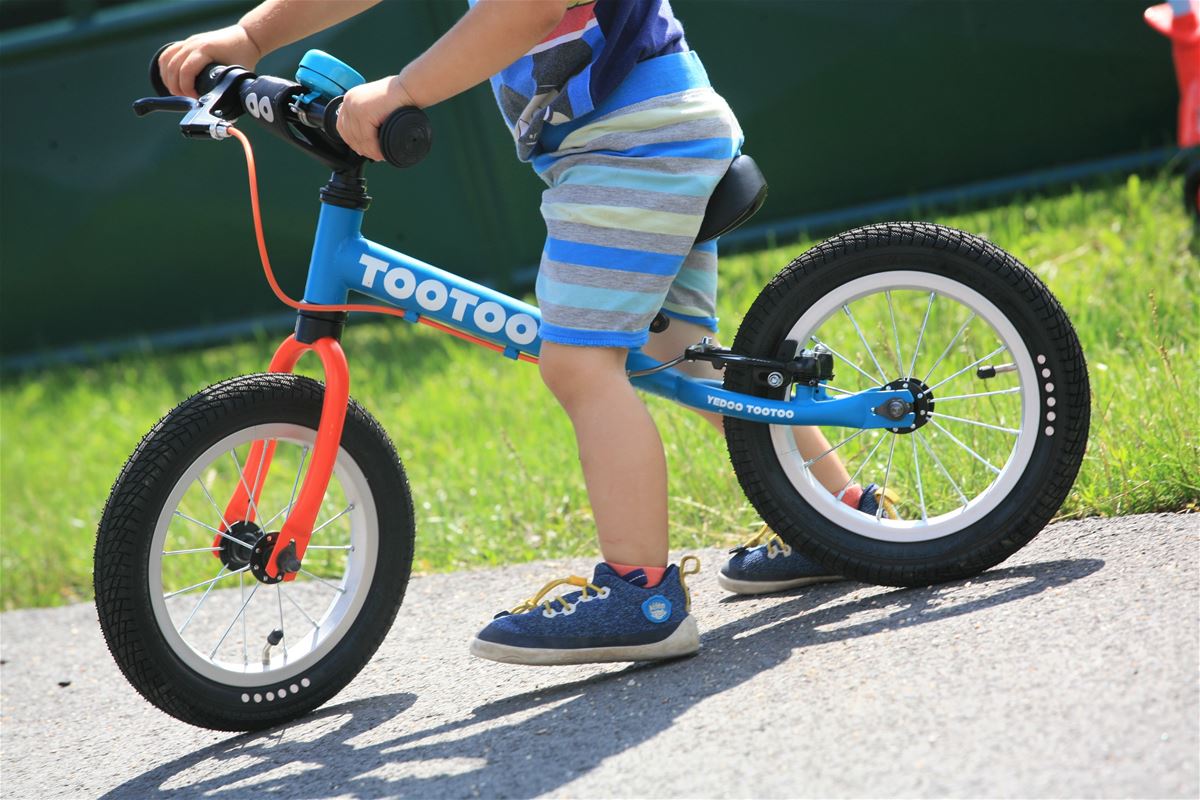 L’enfant doit pousser le sol en déroulant le pied de manière classique comme en marchant, à savoir du talon aux orteils en passant par l’extérieur de la plante du pied.