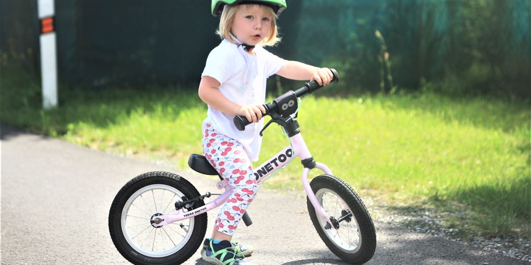 Riding a balance bike, which will support the development of the vestibular system and muscle coordination, is mainly great fun for kids.
