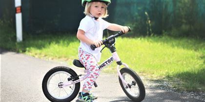 Riding a balance bike, which will support the development of the vestibular system and muscle coordination, is mainly great fun for kids.