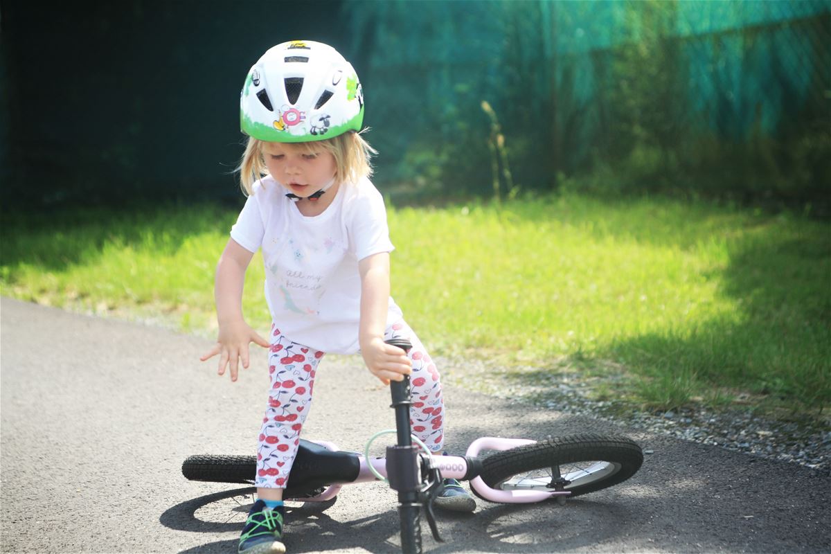 Das Laufrad sollte der Größe des Kindes entsprechen. Hier spielt nicht nur die richtige Körperhaltung eine Rolle, sondern auch, dass die kleinen Fahrer ihr Laufrad sicher beherrschen.