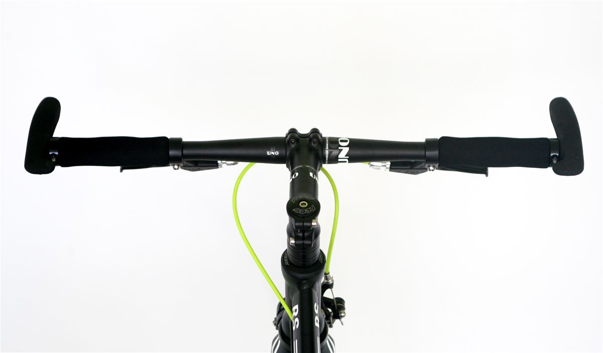 With the A-head headset, you will ensure smooth running of the handlebar by tightening or loosening the screw on the upper lid of the headset.