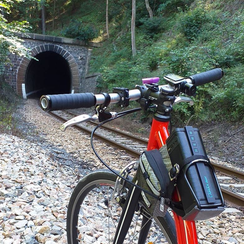 Une enceinte portable comme accessoire indispensable de la trottinette d’Adolf Mach.