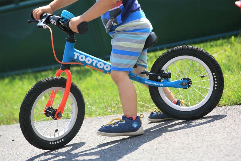 L'enfant doit pousser le sol en déroulant le pied de manière classique comme en marchant, à savoir du talon aux orteils en passant par l'extérieur de la plante du pied.