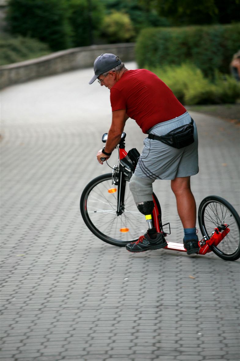 Adolf Mach est un sportif dans l'âme. Même s’il a perdu la sensibilité et la force de la jambe avec la prothèse, il roule incroyablement vite.