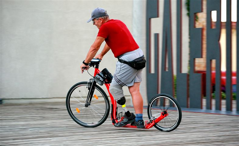 Adlof Mach sur sa trottinette devant la galerie Benedikt Rejt à Louny.