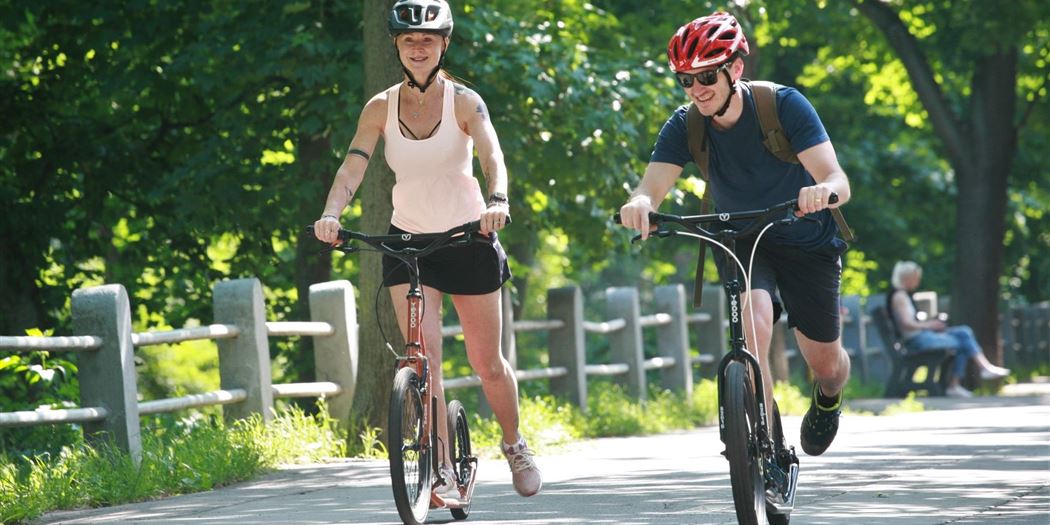 La trottinette est un excellent exercice d’étirement après une journée de travail passée assis. 