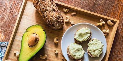 Gesunde snacks für kinder - Avocado-Nuss-Aufstrich.