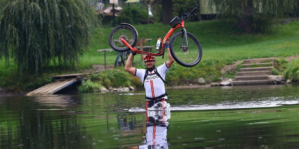 Der Etapak ist ein viertägiges Cross-Country-Tretrollerrennen, das querfeldein führt und auch vor Furten durch eisiges Wasser nicht Halt macht.