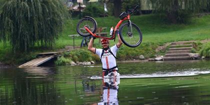 Etapák is a four-day cross-country race on scooters that goes over hill and dale and does not avoid fords through icy water.