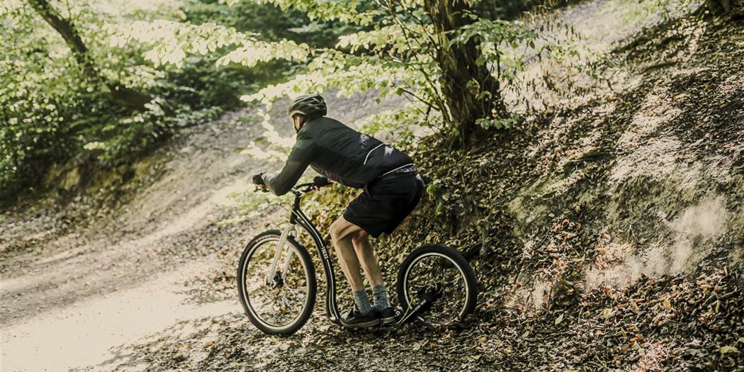 Ein Tretroller verhält sich beim Fahren völlig anders als ein Fahrrad, weil er anders konstruiert ist.