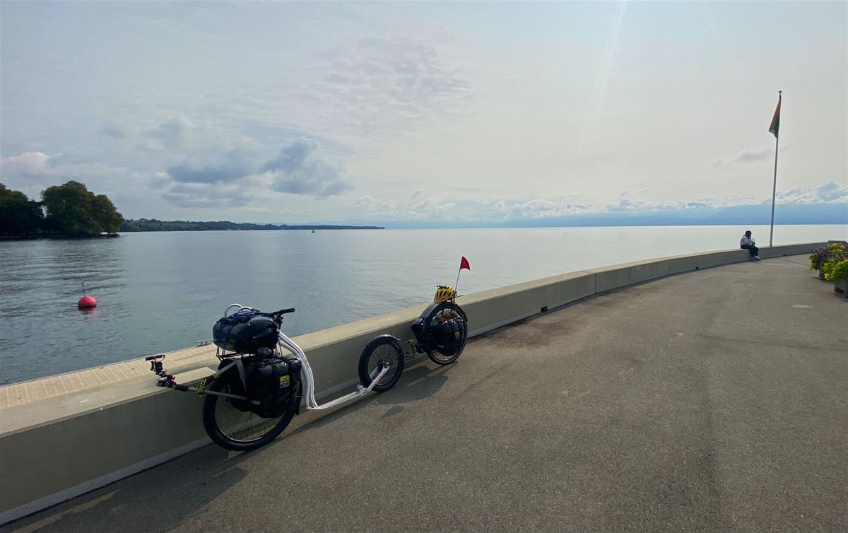 Josef travelled to Santiago de Compostela on a Yedoo Trexx Disc trekking scooter. To be completely self-sufficient, he also bought a trailer (Voyager-Pro) to carry smaller and lighter items such as clothes. The photo shows Lake Geneva.