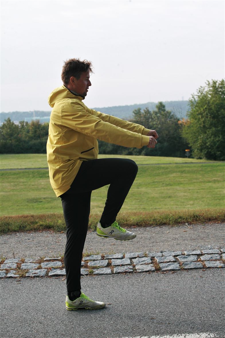 ¿Levantando la rodilla flexionada hacia arriba, qué músculos participan?