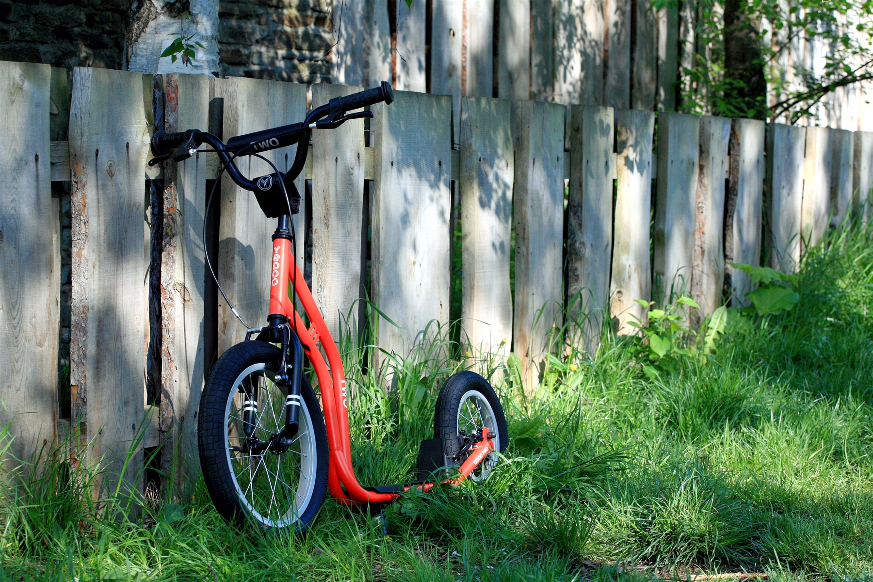 Yedoo Two je lehká a&nbsp;obratná koloběžka pro děti od 120&nbsp;cm (6-12&nbsp;let)