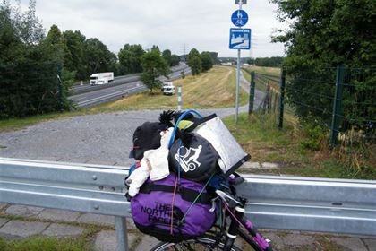 A cycling trail leading along a German highway. It looks beautiful, but how to get there?