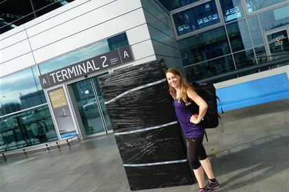 Petra has just landed with her skillfully wrapped scooter in Edinburgh. To send it with EasyJet cost just CZK 400 more than a suitcase on the plane.