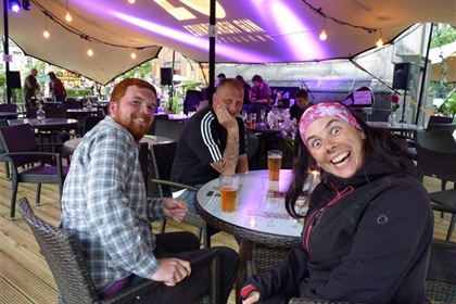 Na pivu se svými zachránci Alanem a Andym, kteří ji poradili, jak sehnat ubytování v Edinburghu, jenž byl kvůli probíhajícímu hudebnímu festivalu přeplněný lidmi. 