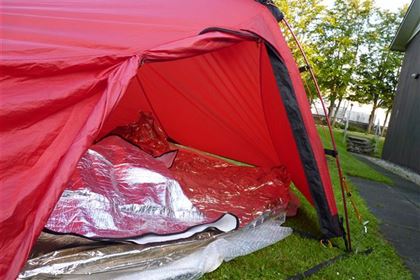 Out of economic reasons, Annie was carrying only the outer part of the tent, and these diverse layers should prevent moisture to penetrate the sleeping bag.