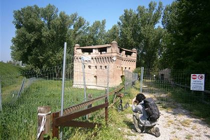 Остатки укрепленной башни (Rocca Possente) 14-го века. Крепость была использована для контроля прохода кораблей по реке.
