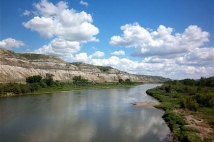 Středem území protéká Jelení řeka (Red Deer River).