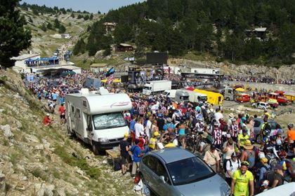 Трудные моменты после гонки. Чтобы закончить восхождение на Mont Ventoux , надо было пробиться через группы болельщиков, спускающихся вниз.