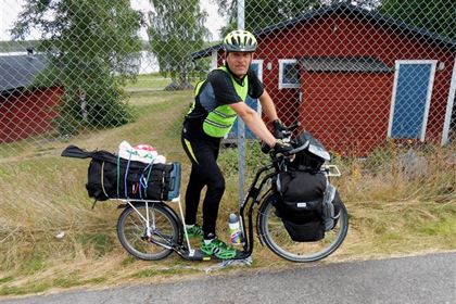 Zdeněk na své koloběžce, která s nákladem vážila téměř padesát kilogramů.
