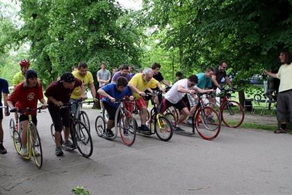 The race has just begun. While the first representatives of the team have set off for the track, the other racers have just arrived and have begun to pitch the tents.
