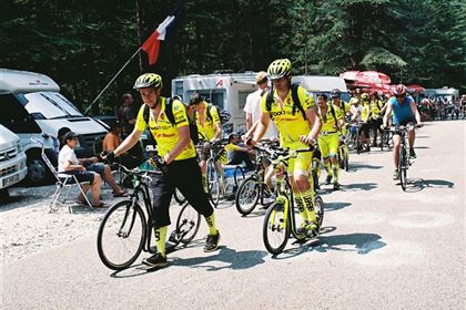 Fanoušci z celé Evropy lemovali cestu na Mont Ventoux již od časného rána.