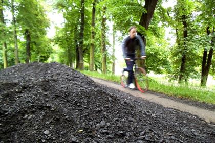 The racers had to bypass the dug up section of the route on a narrow path. (Photo by HoryDoly.cz)