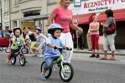 Maminka povzbuzuje malého závodníka.
